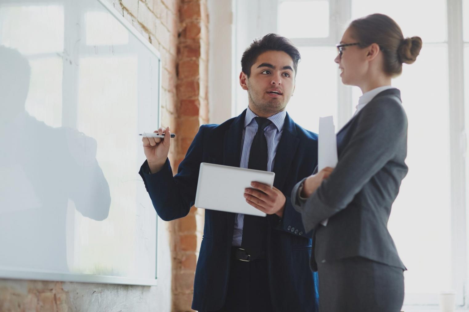 Teilnehmer bei interaktiver Finanzplanungs-Session im Lernprogramm