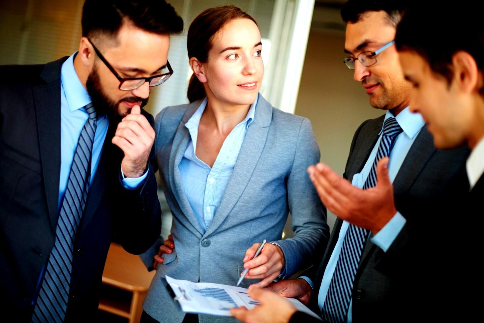 varosquely Finanzbildung Team bei der Beratung